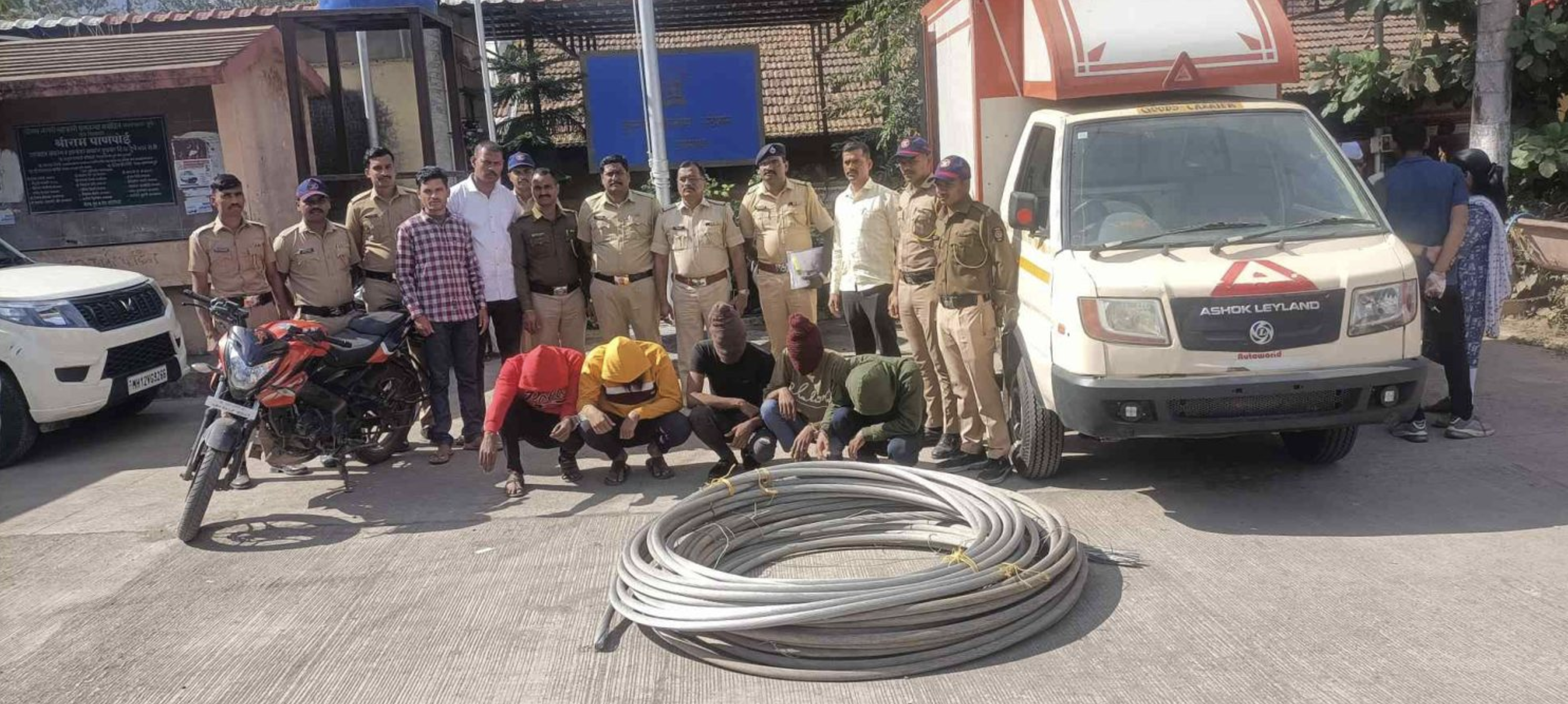 जुन्नर पोलिसांनी वीजेच्या तारांच्या चोरीप्रकरणी 05 सराईत आरोपींना अटक; 6 लाख 50 हजार रुपयांचा माल जप्त